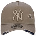 Boné New Era 9Forty Destroyed MLB New York Yankees Strapback Brown