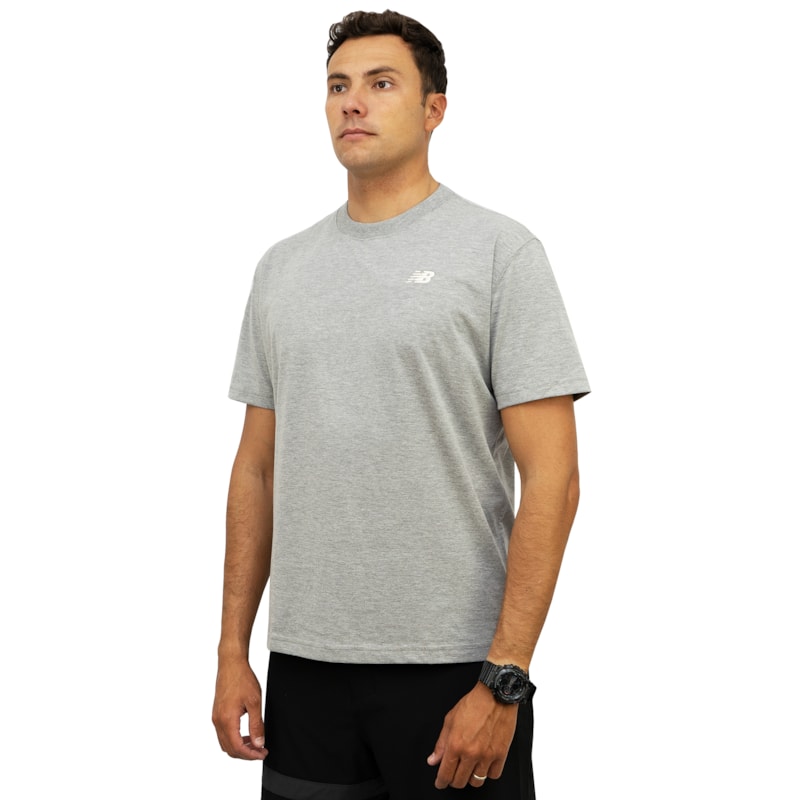 Camiseta New Balance Essentials Cinza