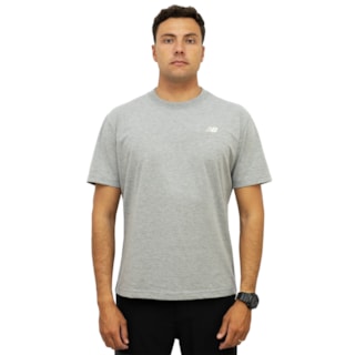 Camiseta New Balance Essentials Cinza