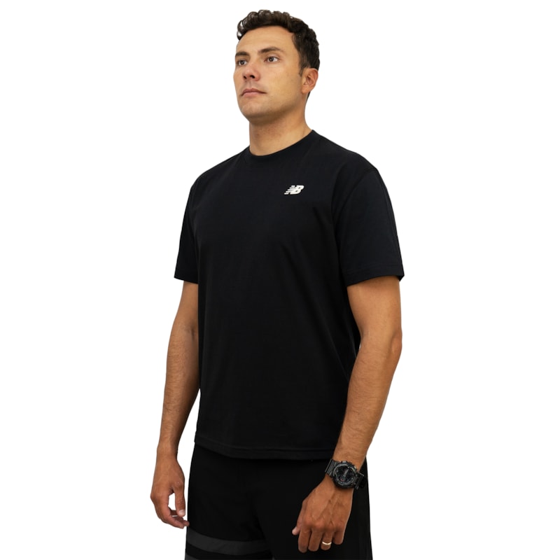 Camiseta New Balance Essentials Preta
